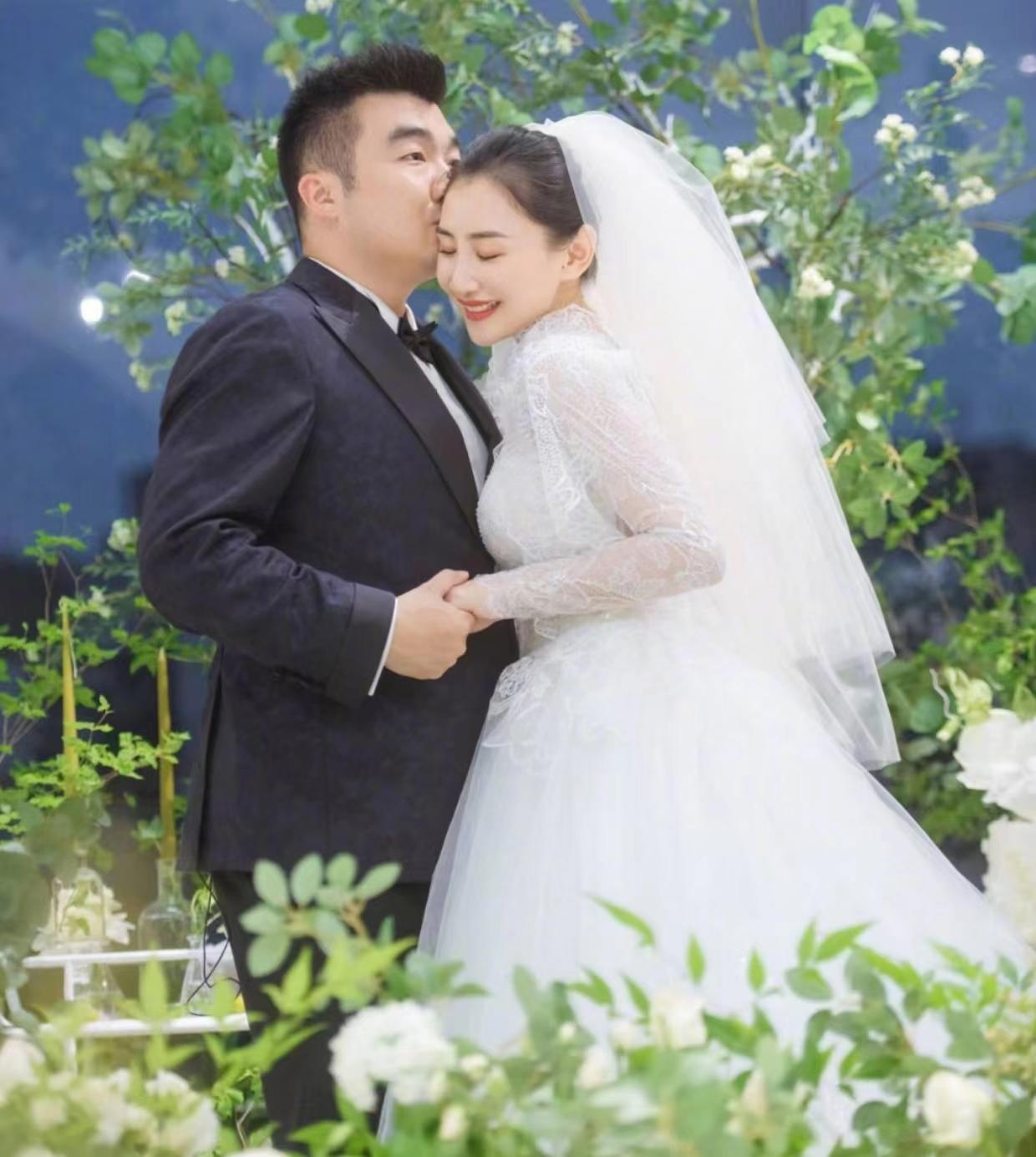 何雯娜与陈一冰分手11年！她单身8年闪婚生女，他婚后6年晒全家福