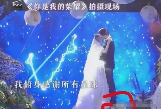 男星显高手段：垫枕头拍结婚照 让女演员半蹲走路