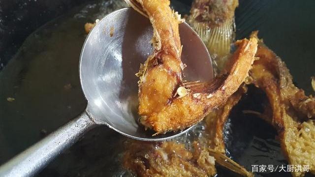 骨酥鱼的正确做法，香料配方及制作流程全在此，步骤并不复杂