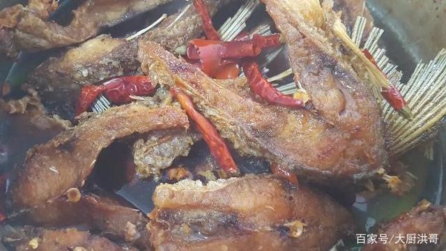 骨酥鱼的正确做法，香料配方及制作流程全在此，步骤并不复杂