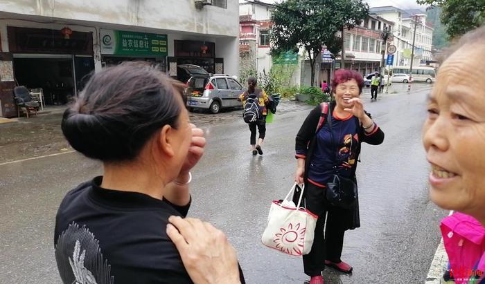 让你们平安走！撤离汶川三江：数百辆私家车涌来