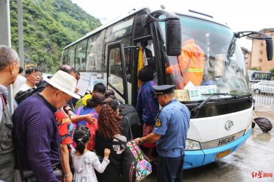 ​让你们平安走！撤离汶川三江：数百辆私家车涌来