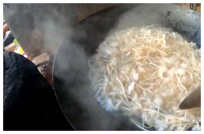 云南深山里面的一种野生菌，长的像花朵好看，吃起来味道不输鸡枞