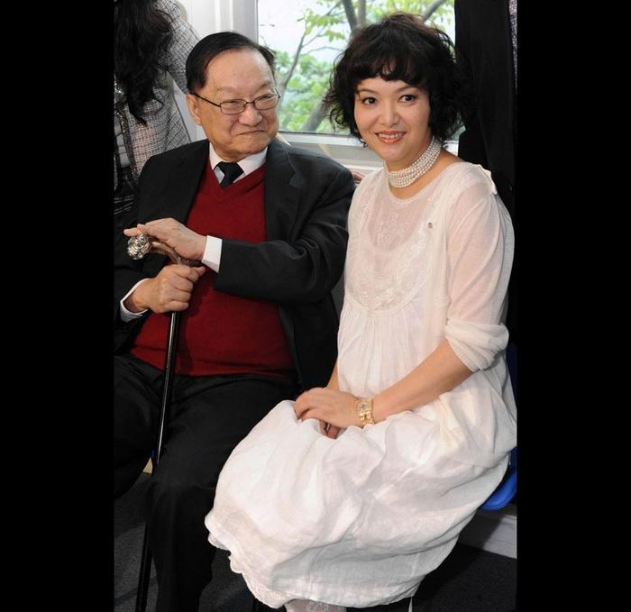 92岁金庸的妻子近照: 经历三次婚姻, 对现任一见钟情