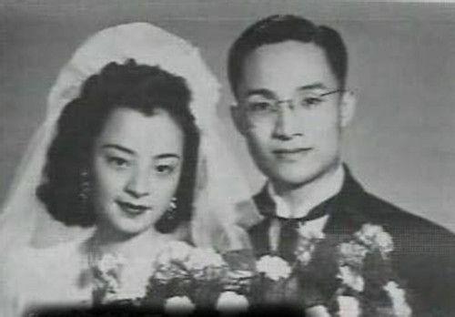 92岁金庸的妻子近照: 经历三次婚姻, 对现任一见钟情