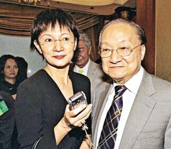 92岁金庸的妻子近照: 经历三次婚姻, 对现任一见钟情