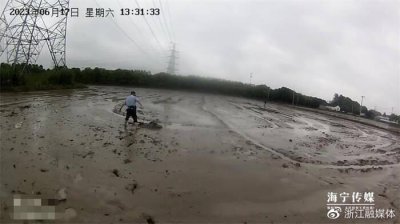 ​85岁老人深陷海宁泥潭一夜，体力耗尽！危急时刻……