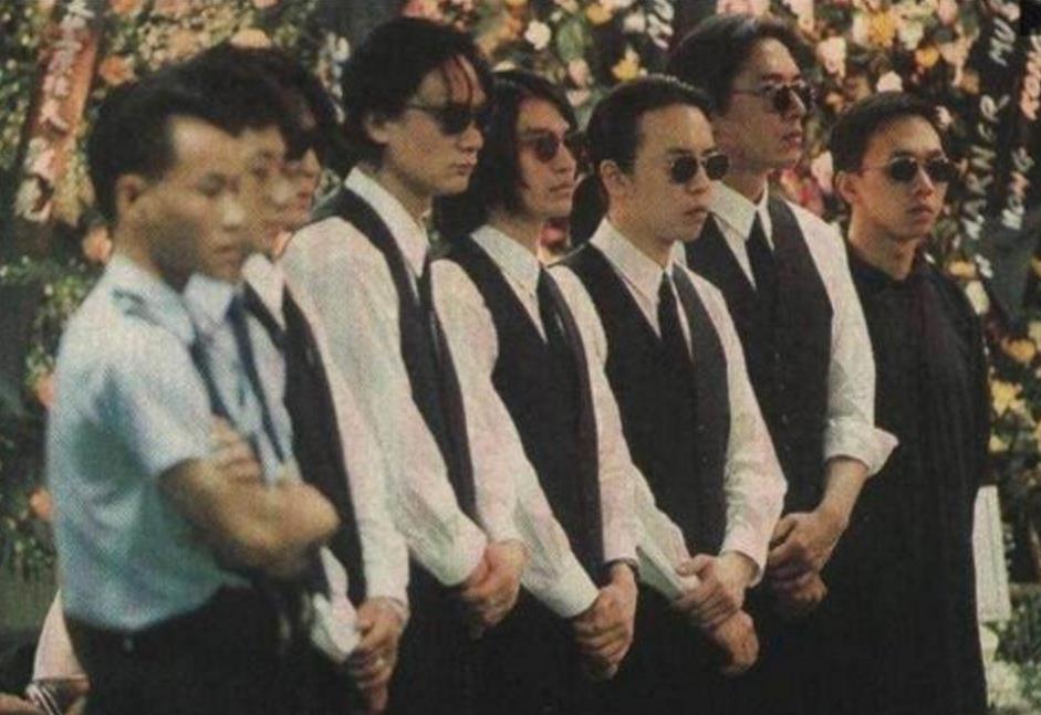 1993年黄家驹葬礼照片：现场歌迷掩面痛哭，香港警察竭力维持秩序