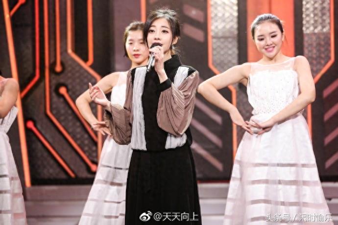 90后主播冯提莫再上《天天向上》，穿着高跟鞋表演春晚金曲串烧！