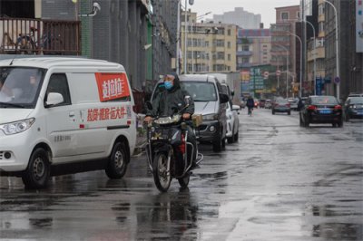 ​大雨中的穿行者