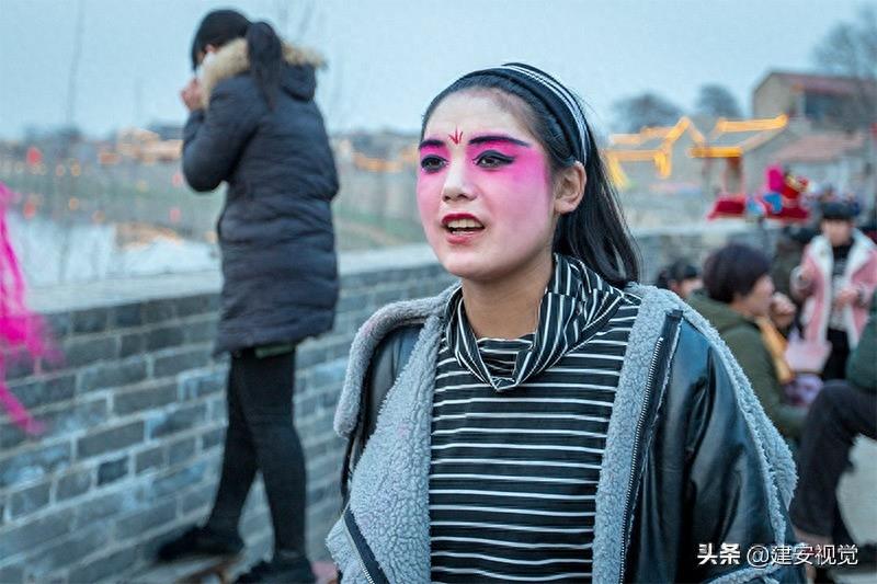 运河小镇祭火神，红黄黑绿脸谱怪，外行看花俏，内行看脸窍