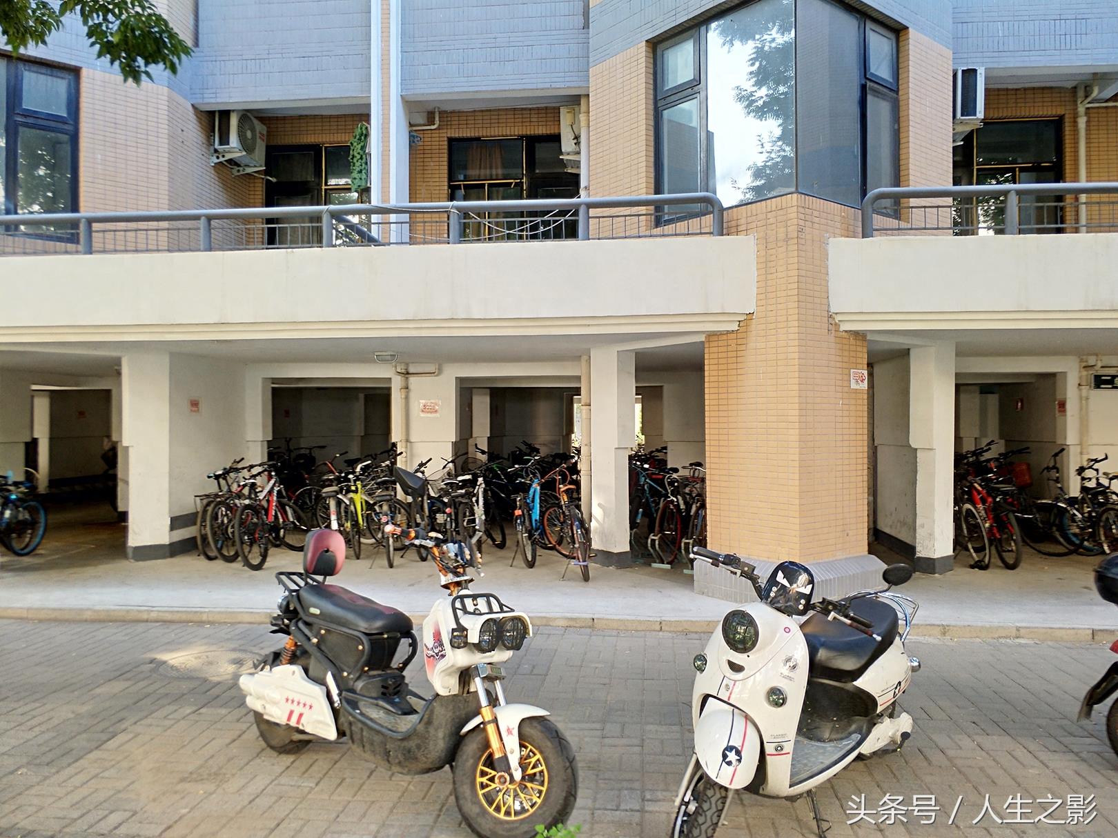 镜头下清华大学“学霸”住的宿舍，不愧是中国顶尖学府！